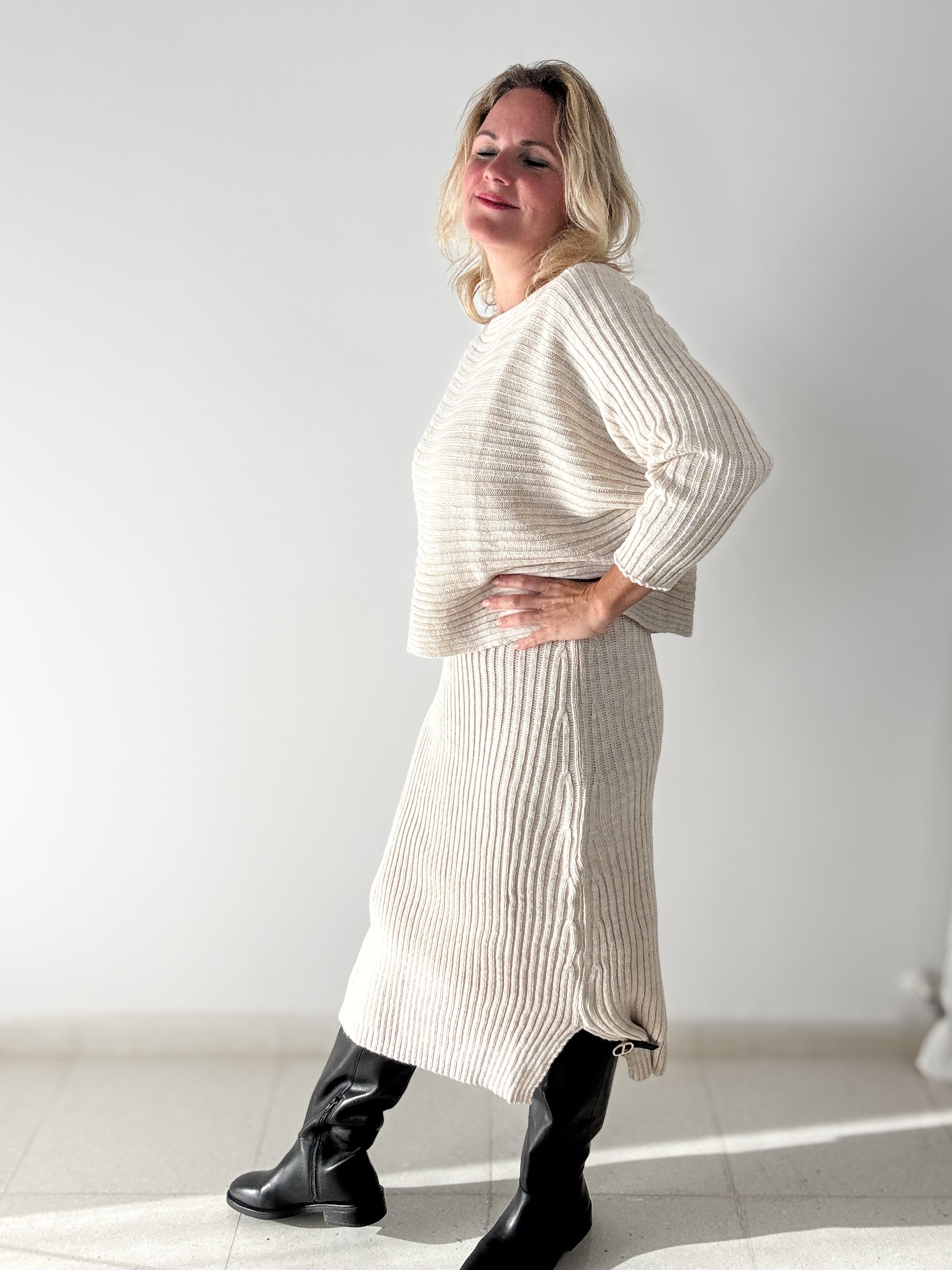 Strickkleid-Pulli Kombination