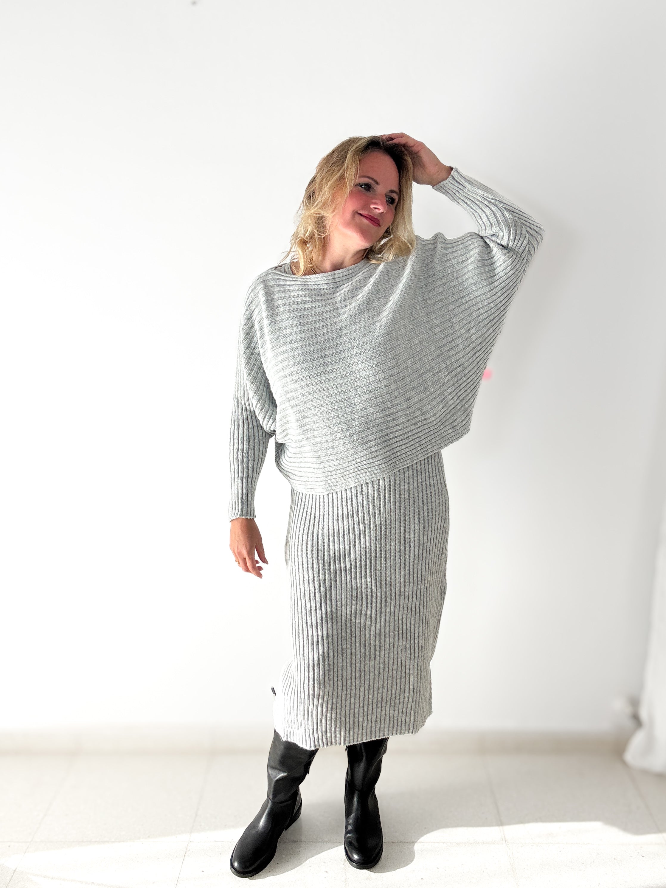 Strickkleid-Pulli Kombination