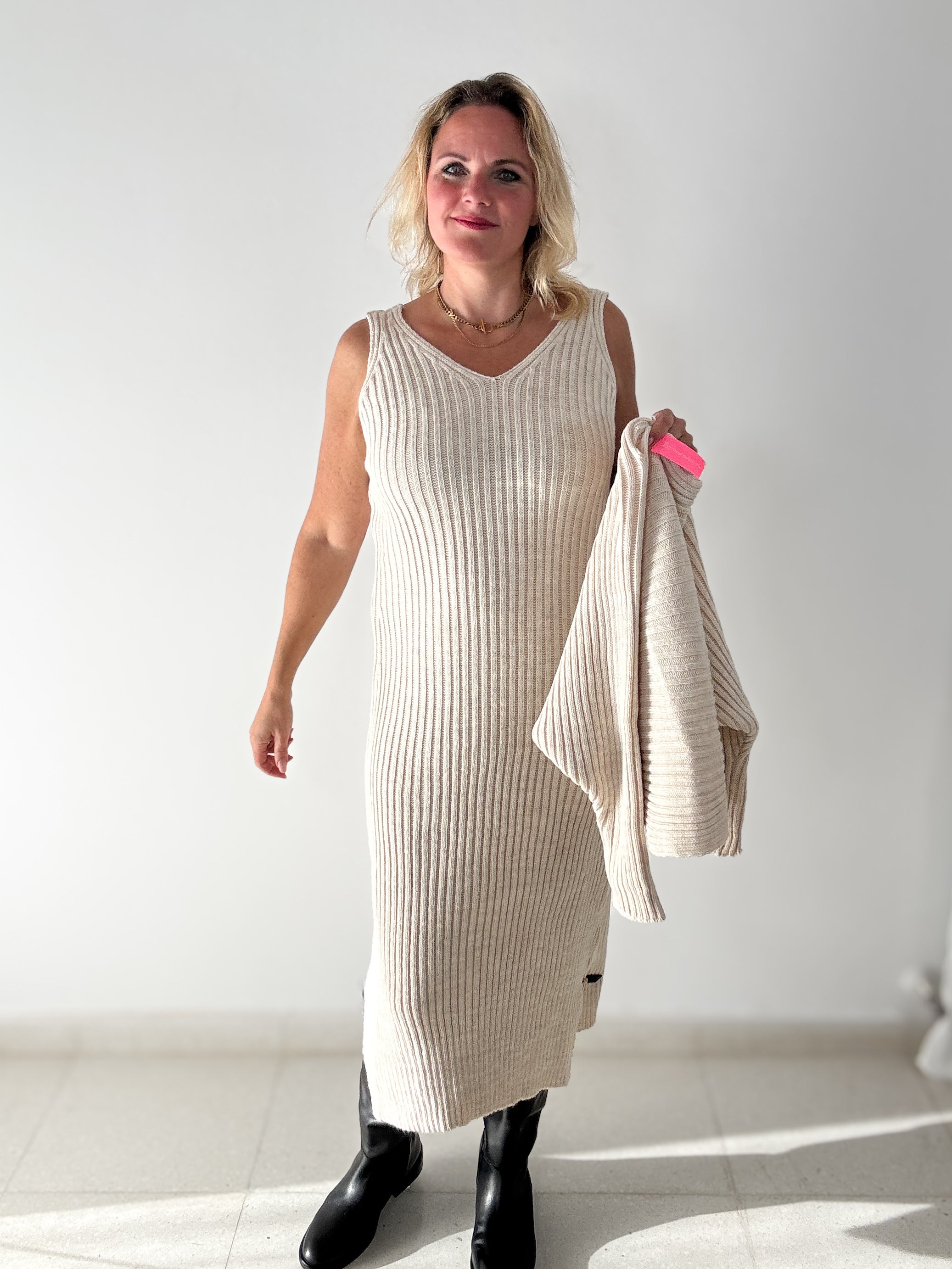 Strickkleid-Pulli Kombination