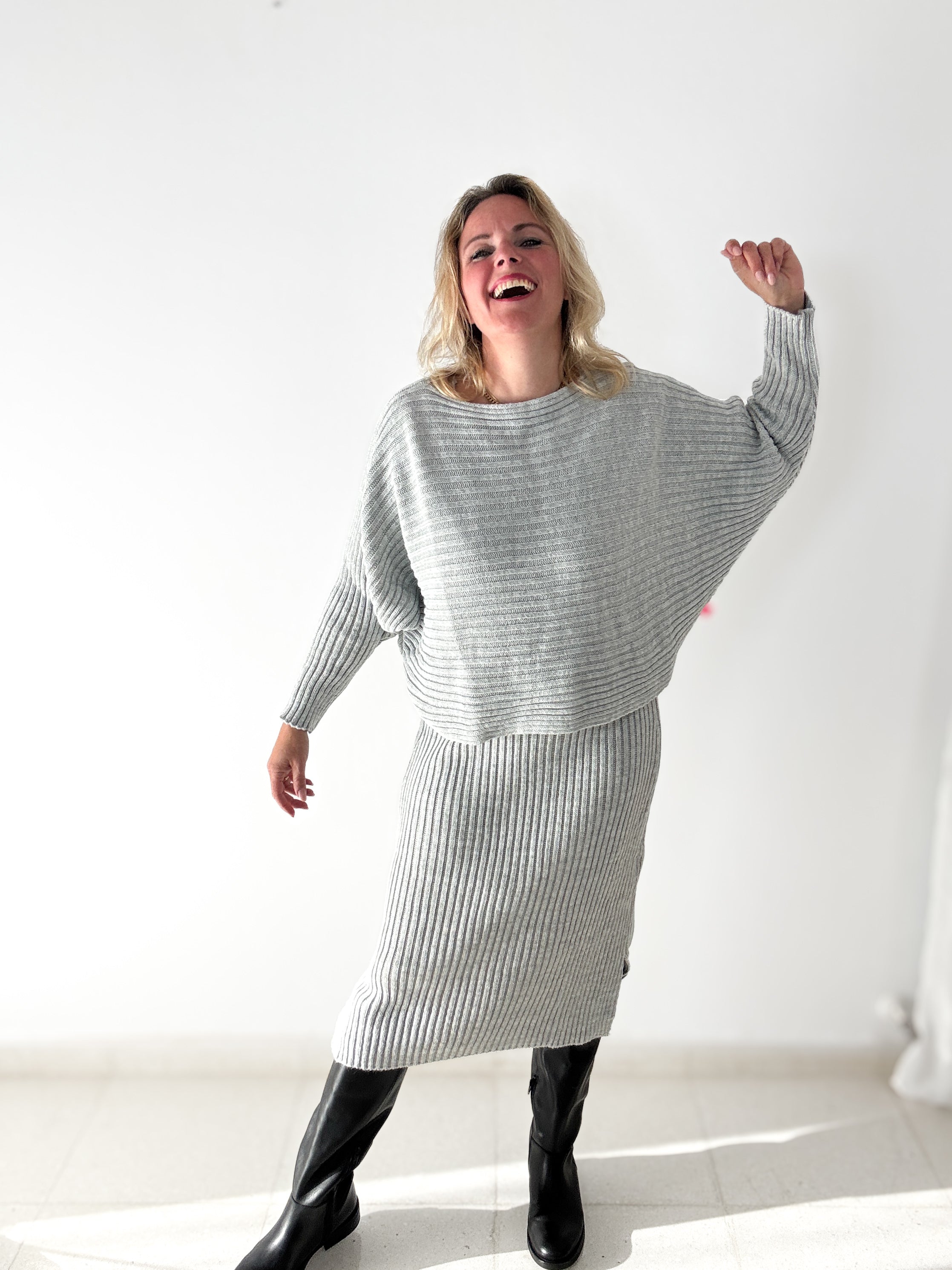 Strickkleid-Pulli Kombination